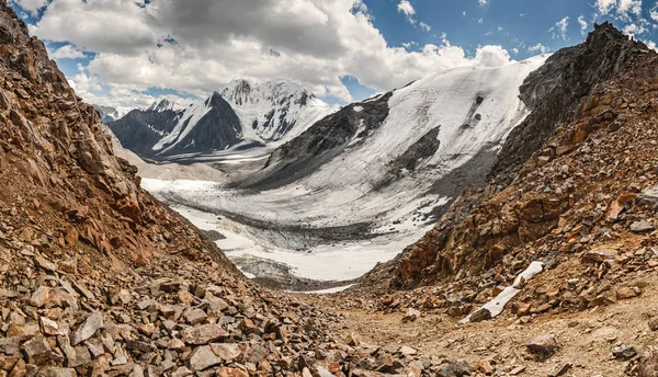 Altas montañas con rocas y un glaciar en el Altai, Cordillera Chuychkiy — Foto de Stock