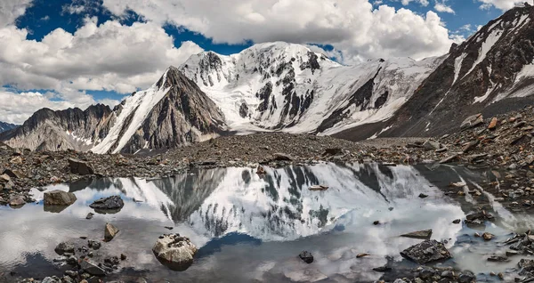 Lago de las Tierras Altas con agua clara y reflejo de un pico montañoso con un glaciar en el Altai, Siberia — Foto de Stock