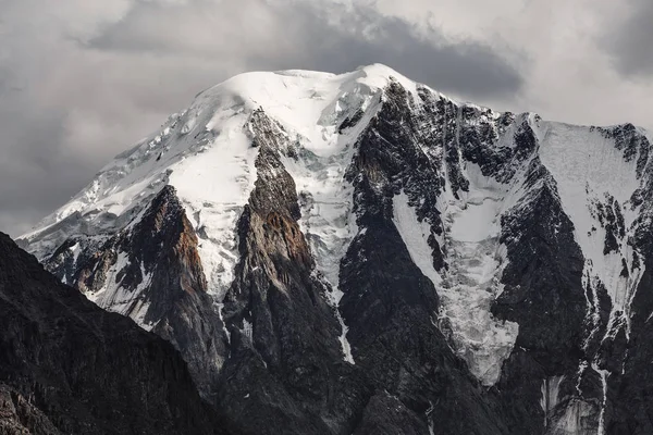 Karla kaplı dağın tepesinde bir buzul Altay Dağları, Chuysky aralığı'nda sis ile