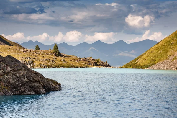 Azul lagos de montaña que fluyen Karakabak en las montañas Altai, Rusia — Foto de Stock