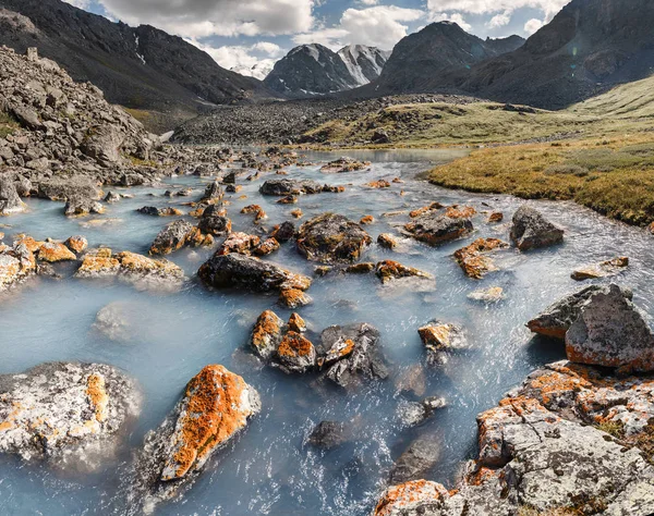 Blue flowing mountain lakes Karakabak in the Altai Mountains, Russia — Stock Photo, Image