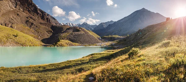 Modrá tekoucí horská jezera Karakabak v pohoří Altaj, Rusko — Stock fotografie