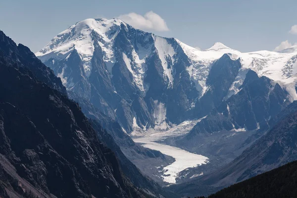 Panorámás kilátás nyílik a hosszú nyelvét a gleccser Maashei, az Altaj-hegység — Stock Fotó