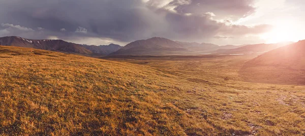 Majestátní západ slunce na horské louce planinu Eshtikkel, Altaj — Stock fotografie