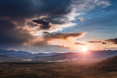 dağ çayır Yaylası Eshtikkel, Altay, görkemli günbatımı