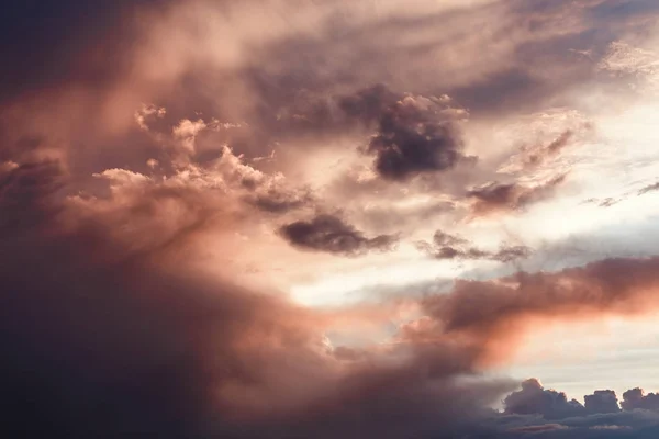 Sfondo colorato e saturo del cielo sole al tramonto con nuvole vivide da vicino — Foto Stock