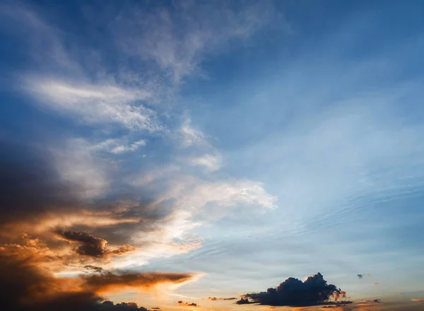 Sfondo colorato e saturo del cielo sole al tramonto con nuvole vivide da vicino — Foto Stock