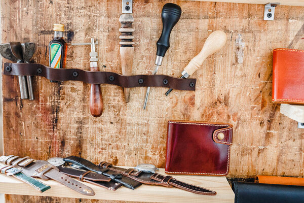 Магазин старинных изделий из кожи на деревянном фоне
