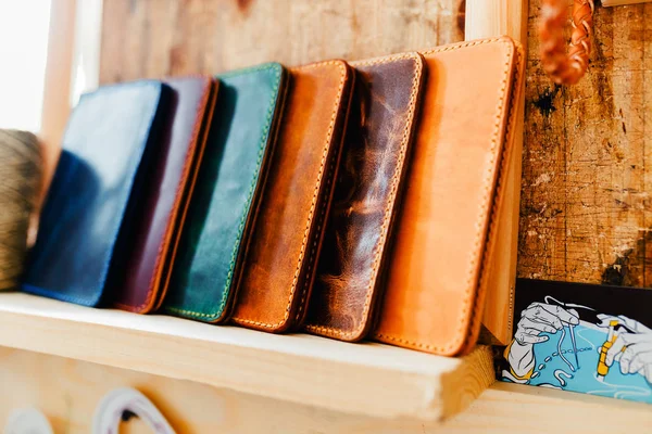Deri el yapımı hazırlanmış fermuar cüzdan Satılık dükkan — Stok fotoğraf