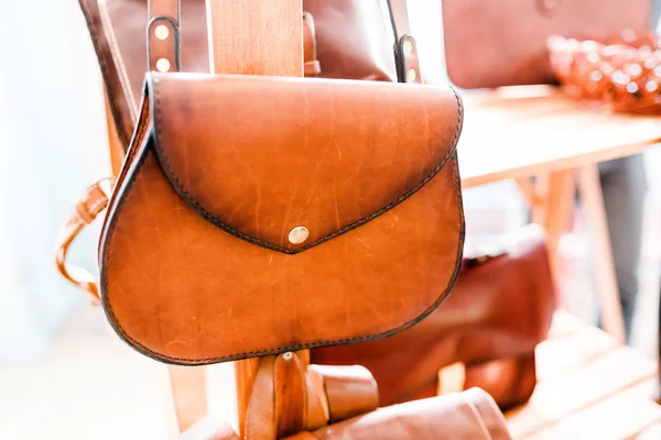 El yapımı vintage otantik deri kaliteli kadın çanta Dükkanı penceresinde satışa hazırlanmış