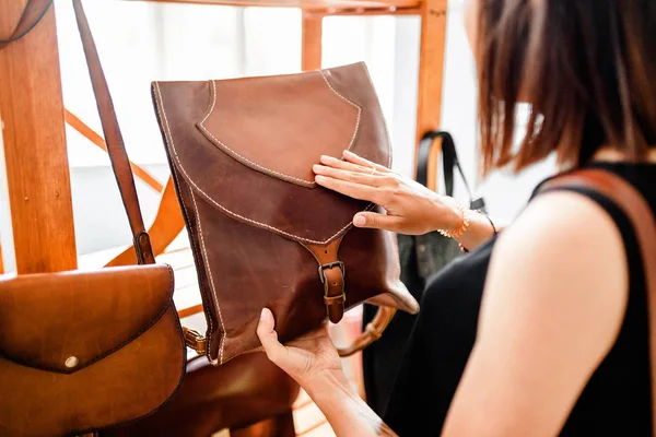 El yapımı vintage otantik deri kaliteli kadın çanta Dükkanı penceresinde satışa hazırlanmış — Stok fotoğraf