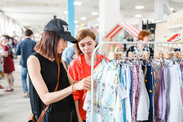 01 JULIO 2017, MERCADO ABIERTO, UFA, RUSIA: Mujer compradora y consultora elige ropa en el departamento — Foto de Stock