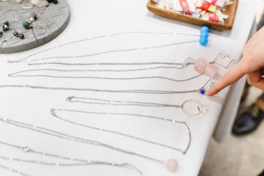 Çeşitli parlak renkli takı ve Bijuteri bir semt pazarı tablo