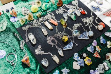 Çeşitli parlak renkli takı ve Bijuteri bir semt pazarı tablo