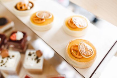 Kek ve kurabiye, şeker dükkanı vitrin satış