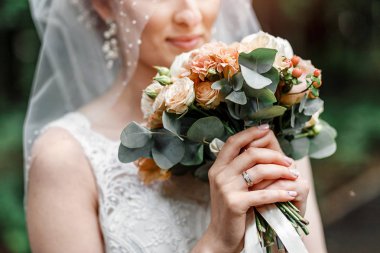 Düğün buketi gelin elinde