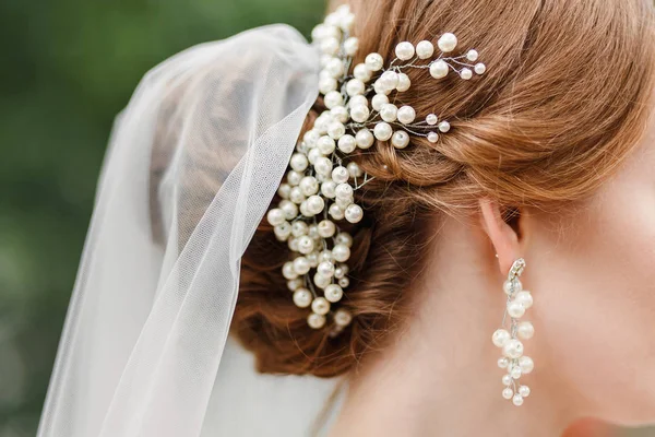 Νυφικές γαμήλιες σκουλαρίκια με μαργαριτάρια και χτένισμα με πέπλο, γκρο πλαν νύφη — Φωτογραφία Αρχείου