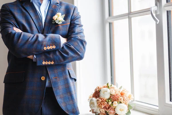 市松模様のスーツで結婚式のブートニアを新郎します。 — ストック写真