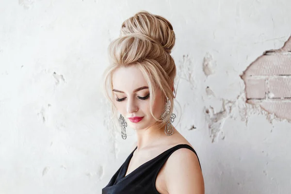 Blond kvinna poserar i skönhetssalong efter att göra en professionell frisyr — Stockfoto