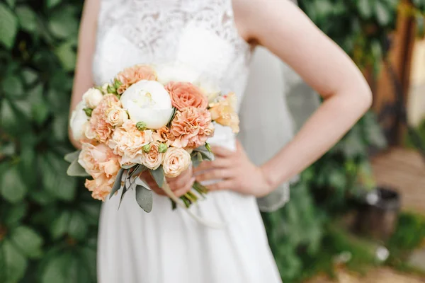 결혼식 신부 손에 꽃다발 — 스톡 사진