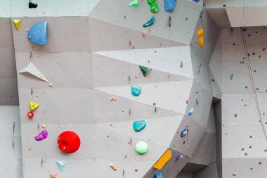 Kapalı spor salonu modern tırmanma renkli bouldering eğitim için tutar