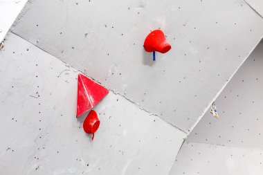 Taş yapay tırmanma duvarı kapalı spor salonunda kanca