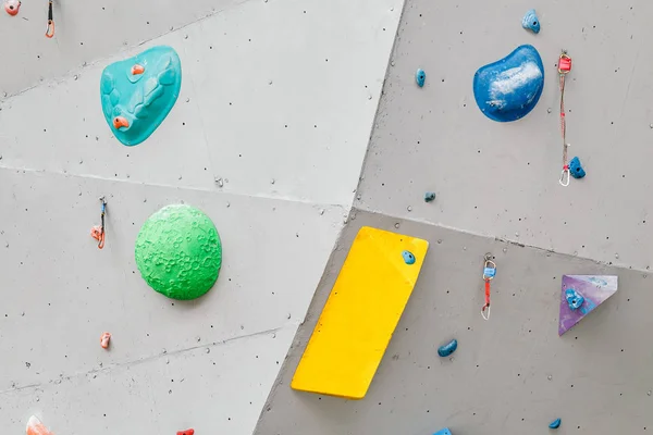 Gimnasio de escalada interior con modernos soportes coloridos para el entrenamiento de bouldering —  Fotos de Stock