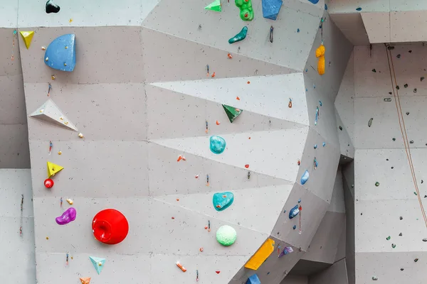 Крытый альпинистский тренажерный зал с современными красочными трюмами для боулдеринга — стоковое фото