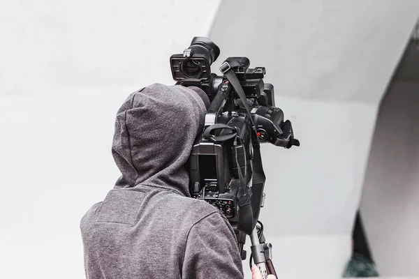 Vista trasera de un hombre profesional de la cámara de TV — Foto de Stock