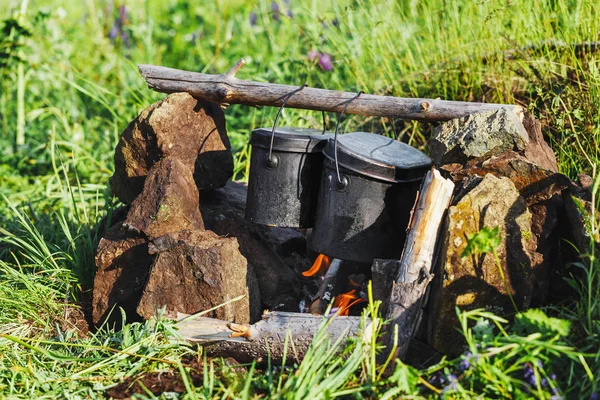 Koken in een pot op een kampvuur — Stockfoto