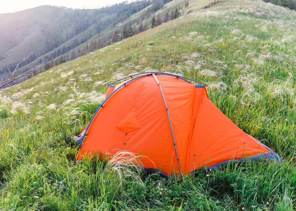 Tenda de acampamento na grama no topo da colina — Fotografia de Stock