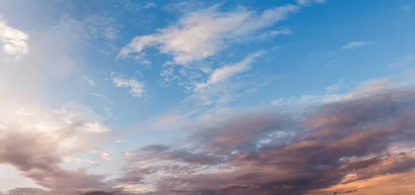 Cielo e nuvole al tramonto come sfondo — Foto Stock