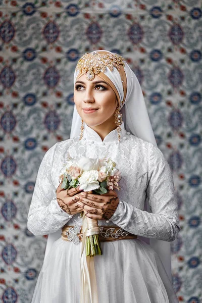 Panna Młoda Oriental kobieta podczas ceremonii nikah w muzułmańskiej mody sukienka i hidżab szalik w meczecie — Zdjęcie stockowe