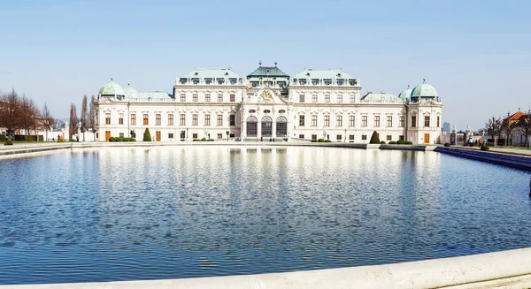 Lujoso y rico palacio de Belvedere mundialmente famoso como uno de los principales atractivos de Viena y Austria — Foto de Stock