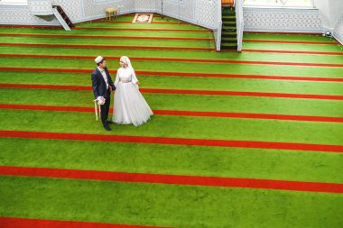 Genç bir çift bir camide Müslüman evlenmelerini kutlamak
