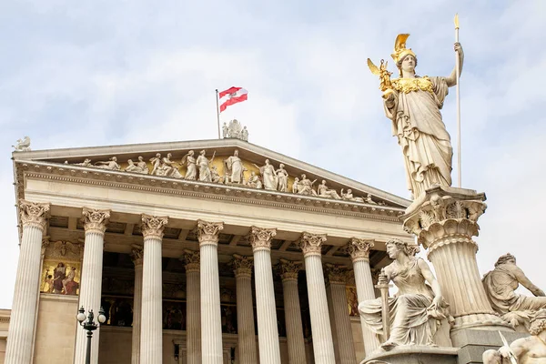 Историческое красивое здание в греческом стиле Парламента в Вене, Австрия — стоковое фото