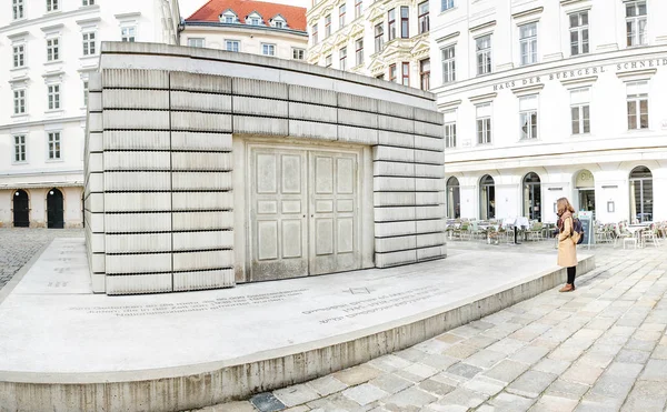 23 Mart 2017, Avusturya, Viyana: Holocaust Memorial yalnız turist ile