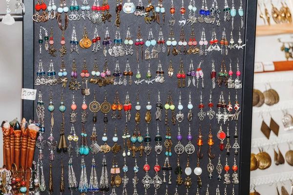 Orecchini fatti a mano e gioielli colorati in vendita sul mercato — Foto Stock
