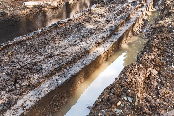 Kırık orman yolu ile kil çamur iz