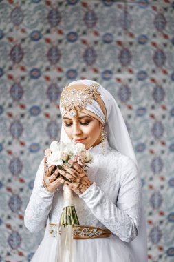 Kadın Oriental gelin Müslüman moda elbise ve Tesettür eşarp camide nikâh töreni sırasında