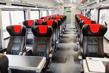 Boş deri koltuk lüks ve modern tren yolcular bekliyor