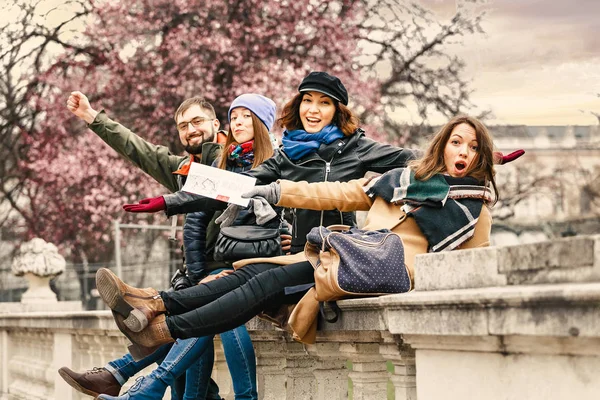 Jugendliche reisen und haben im Winter gemeinsam Spaß im Stadtpark — Stockfoto