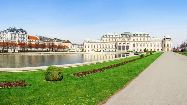 Lyxiga och rika världsberömda Belvedere palats som en av de viktigaste sevärdheterna i Wien och Österrike — Stockfoto