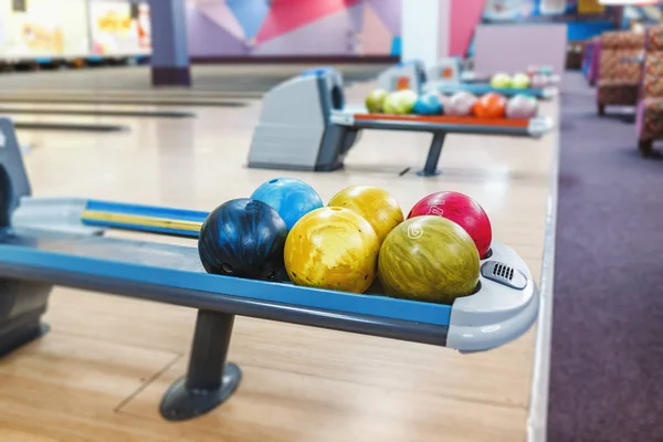 Multi gekleurde bowling ballen — Stockfoto