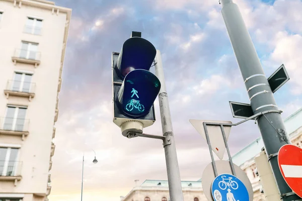Semafori verdi per biciclette e pedoni in Europa — Foto Stock