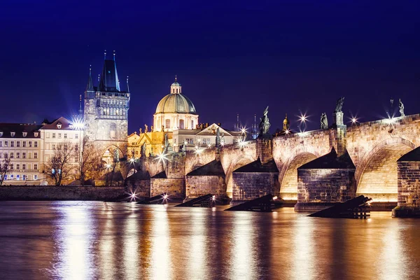 Longue exposition Vue nocturne des lumières de Prague la nuit sur les rives de la rivière Vltava avec le pont Charles — Photo
