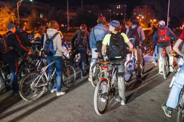 Ufa, Rusya, 19 Ağustos 2017: Grup lambaları ve ışıklar gece sokaklarda, olay 