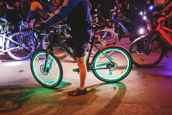 Ufa, Rusya, 19 Ağustos 2017: Grup lambaları ve ışıklar gece sokaklarda, olay 