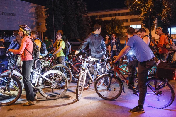 Ufa, Rusya, 19 Ağustos 2017: Grup lambaları ve ışıklar gece sokaklarda, olay 