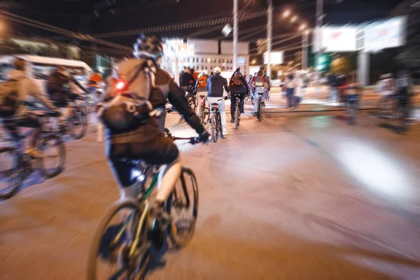 Ufa, Rusya, 19 Ağustos 2017: Grup lambaları ve ışıklar gece sokaklarda, olay 